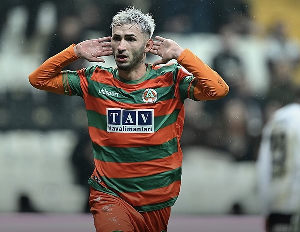 Çepni'nin romantik paylaşımındaki futbolcu ise son dönemlerin en dikkat çeken genç yıldızlarından Alanyaspor oyuncusu Yusuf Özdemir!