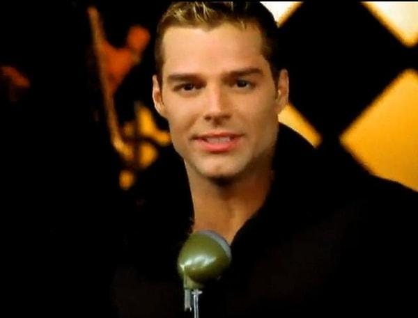 Ricky Martin bilmeyen ya da bilip de unutan var mı aranızda? İşte o sonuncusunu hiç sanmıyoruz. Efsanevi pop yıldızı, 90'lı ve 2000'li yılların başlarında latin şarkılarıyla tüm dünyada adeta bir fırtına estirmişti.