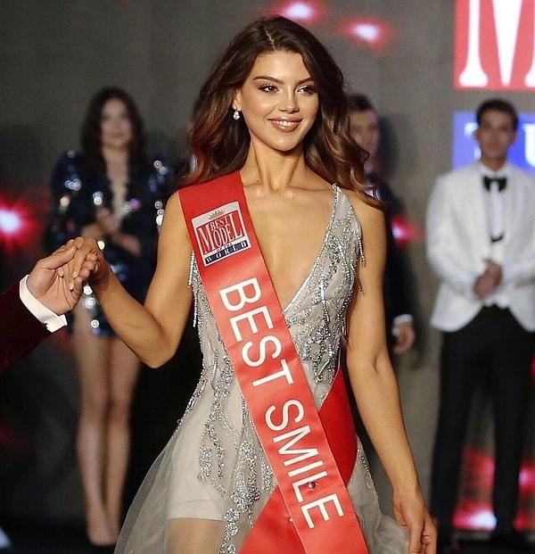 'Best Model Of Turkey 2021' yarışmasında boy gösteren Elmas Yılmaz "Best Smile" güzeli seçilmişti. Güzelliğiyle dikkat çeken Yılmaz açıklamalarıyla da epey konuşulmuştu.