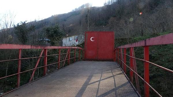 Köy sakinlerinden Necati Başaran, Gürsoy’un vefatının ardından çocukların da vasiyet gereği hala kapıyı kilitli tuttuğunu ifade etti.