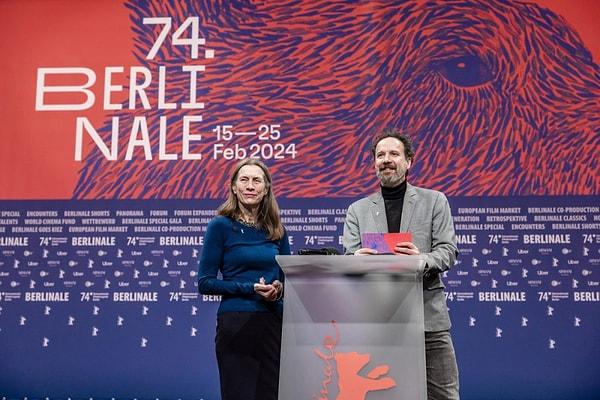Bu yıl 74'üncüsü düzenlenen Berlin Film Festivali 15-25 Şubat 2024 tarihleri arasında Almanya'nın başkentinde gerçekleştirildi. Festival, ödülleriyle konuşulduğu kadar protestolarıyla da gündeme damga vurdu.