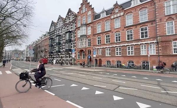 Amsterdam'da işe gitme, yani trafiğin en yoğun olduğu saatleri paylaşan Yılmaz, resmen kafa rahatlığının somut örneğini gösterdi.