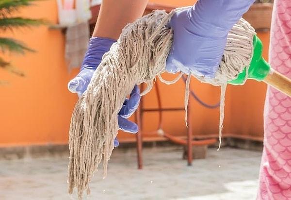 8. Balkonunuzda biriken toz ve kirleri temizlemek için ıslak temizlik yapın.