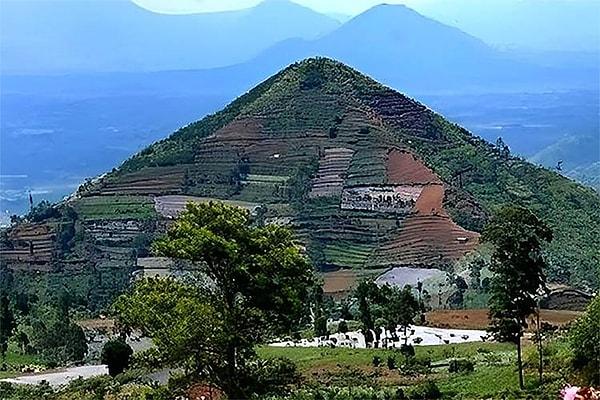 2. Dünyanın en eski piramidi "Gunung Padang" Endonezya'da keşfedildi.