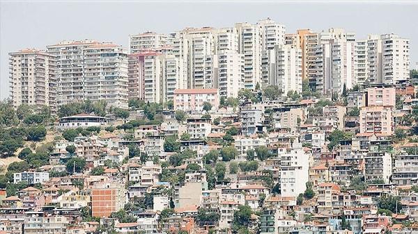 “Diyelim ki başarıldı… Demek ki, İstanbul’daki her 100 dairenin 14’ü bu süre içinde dönüştürülecek. Bu süre içinde 650 bin kiralık konut talebi oluşacak. Murat Kurum’un vaatlerine göre 100 bin sosyal konut inşa edilecek ve bu konutlar evlerini dönüşüme sokan ailelere kiralanacak. Peki ya geri kalan 550 bin hane? Bu haneler İstanbul’da kiralık konut ararken, İstanbul’da kiralar ne olacak?”