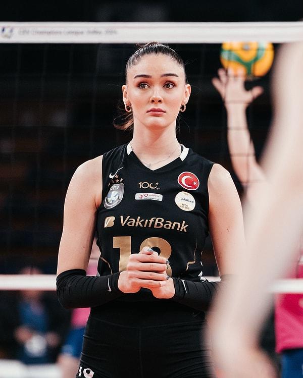 Türkiye A Milli Kadın Voleybol Takımı ve Vakıfbank'ın yıldız orta oyuncusu Zehra Güneş, dünya üzerinde en çok takipçisi bulunan voleybolcu konumunda.