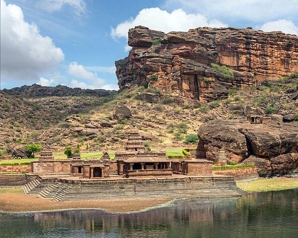 12. Bhutanatha tapınakları grubu, Hindistan'ın Karnataka eyaletindeki Badami'deki Agastya gölünün doğusundaki 7. ve 12. yüzyıl arası Hindu tapınaklarıdır.