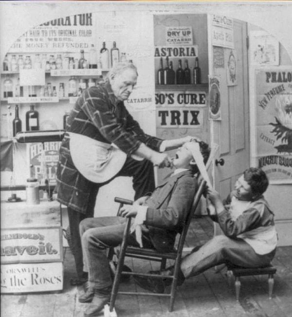 8. 1872'de bir içki dükkanında diş çekimi yapılıyor. Bir asistan havluyla hastanın kafasını yerinde tutarken "diş hekimi" dişi çıkarmak için pense kullanıyor.