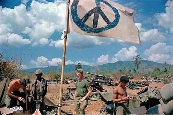 13. Amerika ordusundan topçular ve onların Güney Vietnam'daki barış bayrakları. (1971)