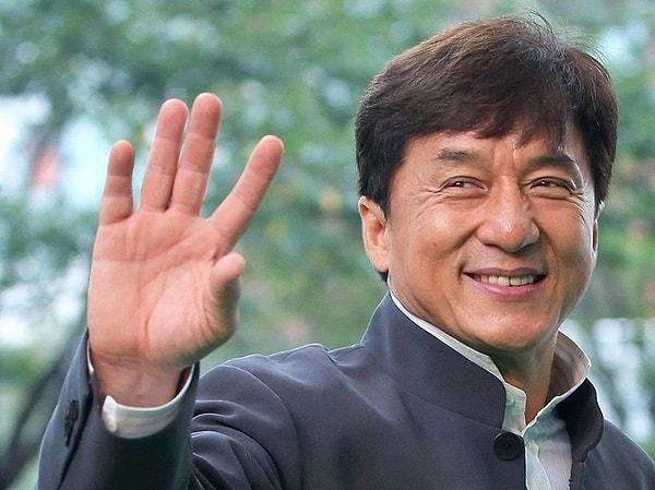6. BTS'nin sevilen üyesi V ve aksiyon filmlerinin efsane ismi Jackie Chan, yeni bir reklam filmi için işbirliği yaptı. Samimi görüntüleriyle kalplerde taht kuran ikili sosyal medyada viral oldu.