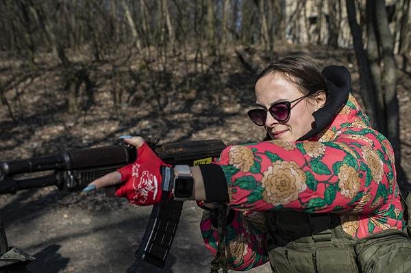 Cephedeki duruma benzer koşullarda çeşitli engellerden geçen Ukraynalı kadınlar, farklı savaş senaryoları üzerinde çalışarak denetlendi.