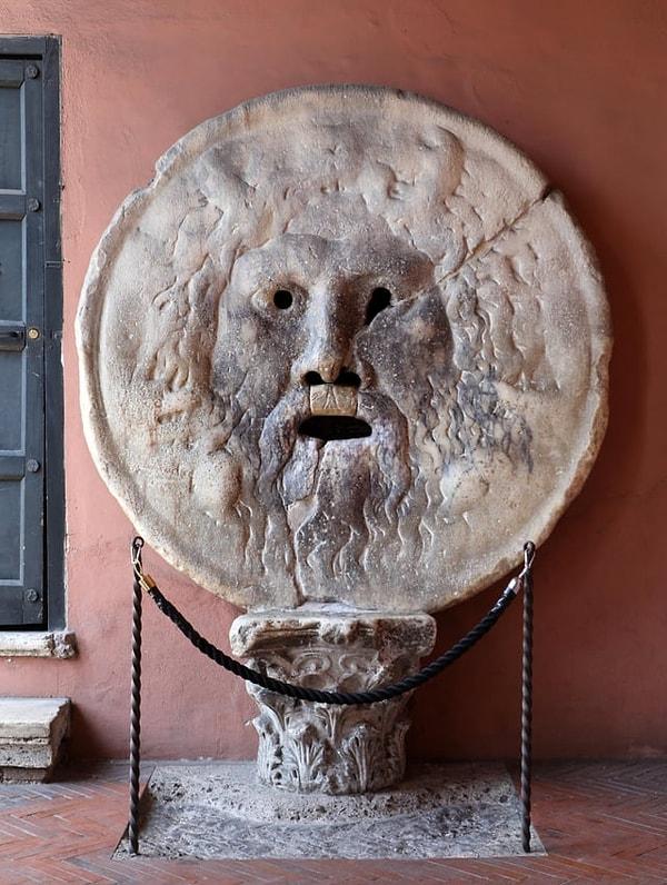 1. Gerçeğin Ağzı, 1632 yılında Roma'ya yerleştirilen mermer bir maskedir. Bu mermerden yapılmış devasa maske, Piazza della Bocca della Verità'daki Santa Maria in Cosmedin kilisesinin portikosunun sol duvarında durmaktadır.