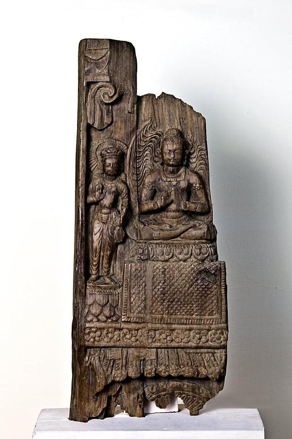 7. Ahşap üzerindeki bir betimlemede görülen, Avalokitesvara ile oturan Buda.  (M.S 500 - 700)