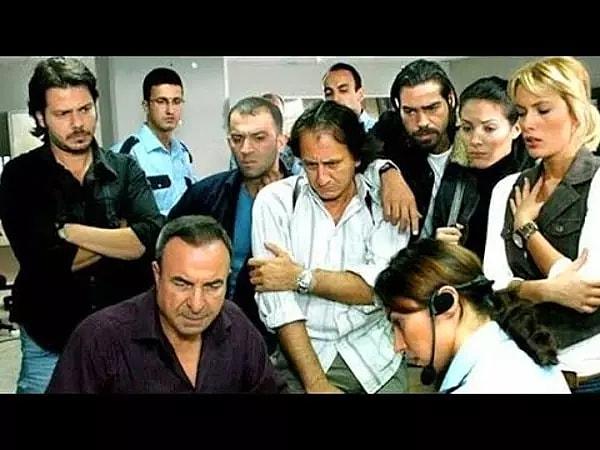 İlk sezonuyla tüm Türkiye'ye kendini izleyen ve reyting rekorları kıran Arka Sokaklar oyuncuları, diziden ayrılıp farklı rollerde oynasa da akıllarda hala bu dizideki karakterleriyle yer alıyor.