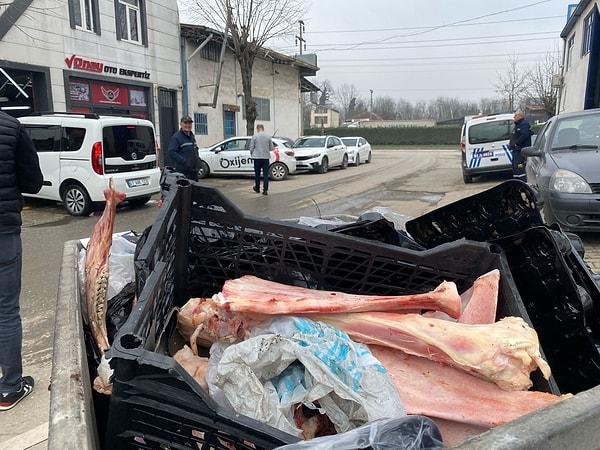 Sanayi sitesi esnafı çöp konteynerinde etlerinden sıyrılmış kemikleri görünce durumu polis ekiplerine iletti.