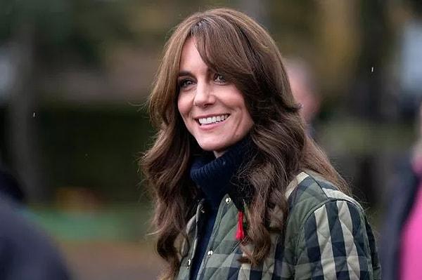 Derken 2.5 aydır kimselerin göremediği Kate Middleton ilk kez görüntülendi.