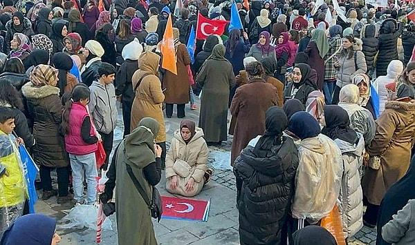 Elazığ'da halka seslenen Erdoğan'ın konuşması beklenirken bir kadın elindeki Türk Bayrağını yere serdi.