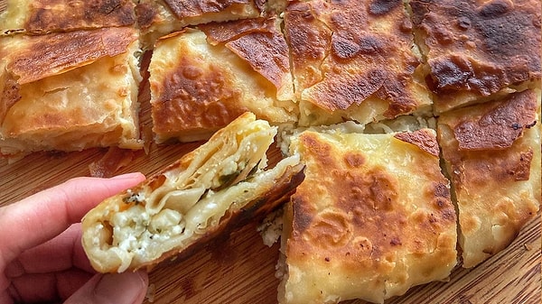 Ramazan'ın klasiği çorbadan sonra gelen ara sıcaklar. İftar sofralarına börekler çok yakışıyor. Peynirli börek hem kolay hem de lezzetli bir tarif.