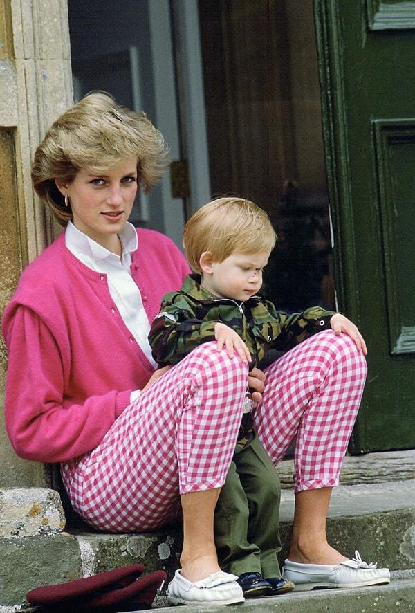 Şimdi sizi 1987 yılına hızlıca götürüp hemen geri getireceğim çünkü komik bir şeyler var. O dönem neredeyse tüm dünya Lady Diana'ya aşık. Soğuk nevale Charles'ın yarattığı renksiz atmosferler, Diana sayesinde gökkuşağı gibi renkleniyordu.