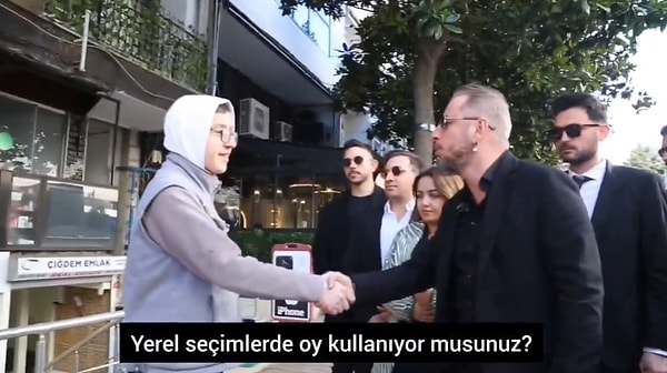 'Kazanması imkansız muhtar adayı' parodisinin ikinci versiyonunda da yine mizahını konuşturan İşçiler, 'Halkımızın oturduğu yerde bir her zaman ayakta dururuz', 'Seçildiğim gibi beni bir daha görmezsin', 'Kısa mesafe yolcusu alınmayacak' gibi söylemleriyle yine viral oldu.