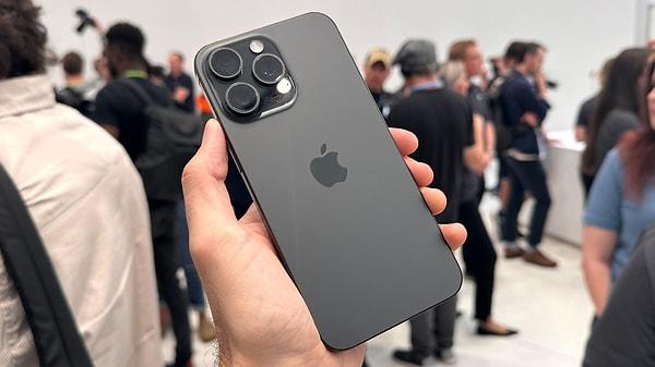 Bu seriden iPhone 15 Pro'yu kullanan birçok kullanıcı sosyal medyada özellikle cihazın kamerasıyla ilgili şikayetlerini dile getirdi.