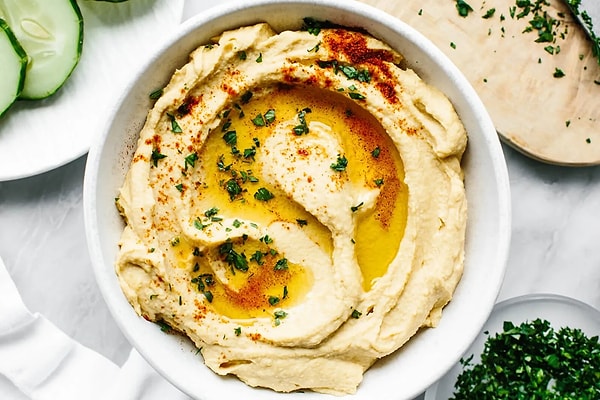 Humus olmadan bir iftar sofrası düşünülemez. Ekmek bana bana yiyeceğiniz humusu bir deneyen bir daha bırakamıyor.