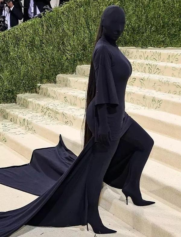 9. Kim Kardashian'ın 2021 Met Gala'da giydiği şu bomba etkisi yaratan Balenciaga marka tulumu hatırlıyor musunuz?