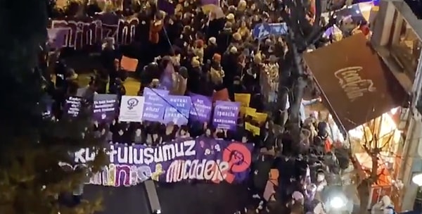 Tüm engellemelere rağmen bu sene 22.'si gerçekleşen Feminist Gece Yürüyüşü'ne her yıl olduğu gibi kadınlarımızın hazırladığı pankartlar damga vurdu.