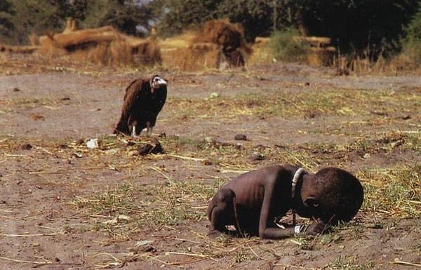2. Kevin Carter'ın Pulitzer ödüllü fotoğrafı. "Aç Çocuk ve Akbaba"