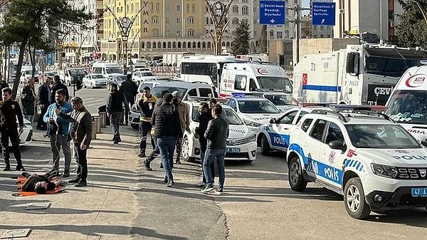 Mardin’de husumetli olan iki grup arasında adliye önünde silahlı silahlı ve bıçaklı tartışma çıktı. Olayda 2’si ağır 10 kişi yaralandı.