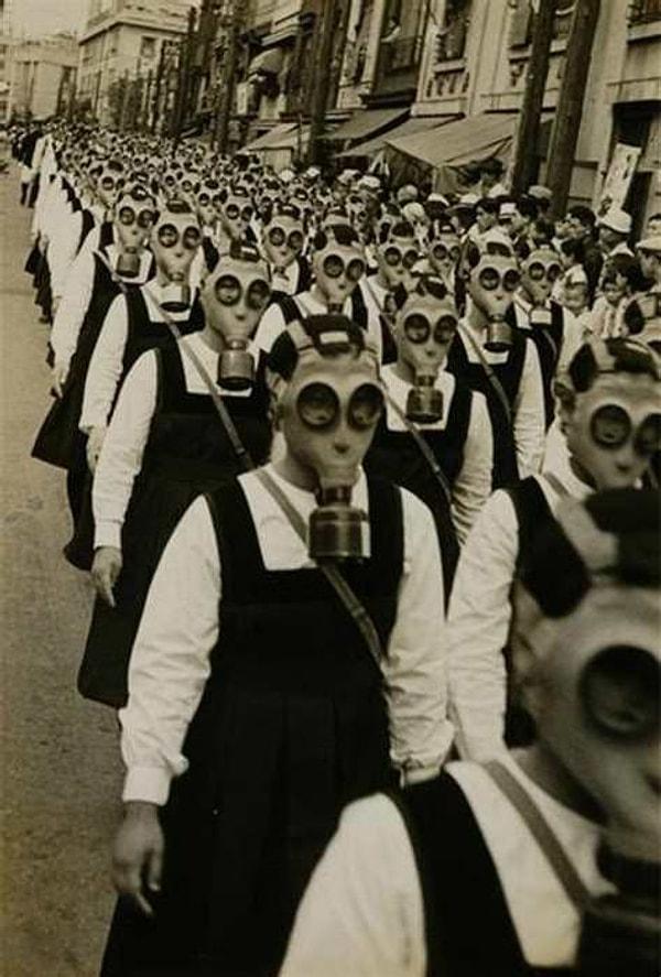 11. Gaz maskesi takan liseli kızlar, 1944'te Japonya'da bir geçit töreninde yürüyor.