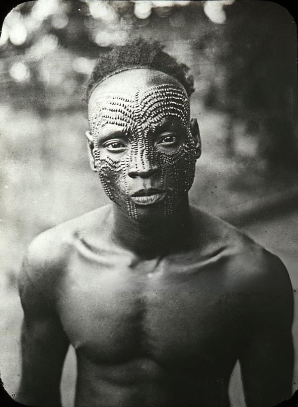 5. Yüzünde kültürel kabile izleri olarak bilinen yara izleri olan genç bir adam. (Afrika ,1900)