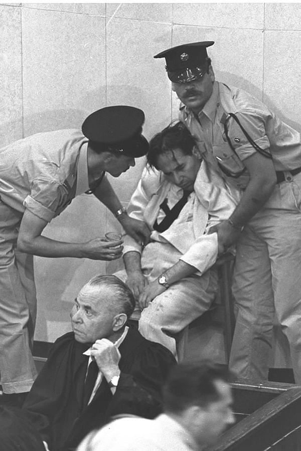 7. Holokost'tan sağ kurtulan Yehiel De-Nur, Holokost'un önde gelen organizatörlerinden Adolf Eichmann'ın 1961'deki duruşmasında ifade verirken bayıldığı o an.
