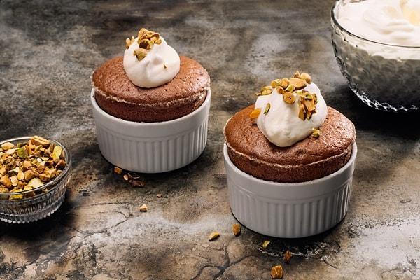 3. Fransız mutfağının en ünlü tatlılarından Sufle'nin içinde hangi malzeme bulunmaz?