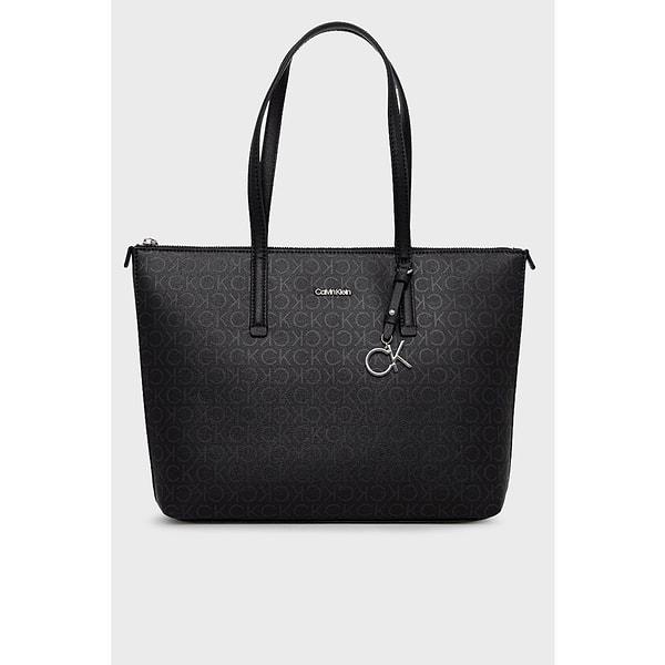 11. Calvin Klein logolu fermuarlı omuz çantası.