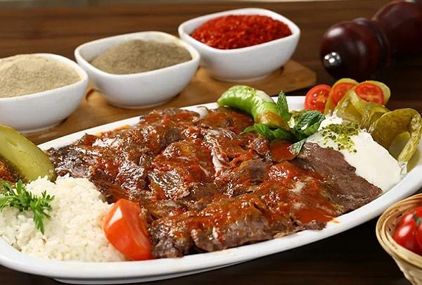 Bursa'nın en ünlü iskender restoranlarından birinin fiyat listesi aradan 2 ay geçtikten sonra yeniden gündeme geldi.