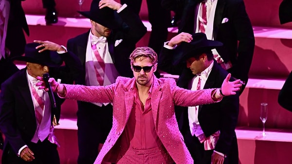 Aynı zamanda Barbie'nin yıldızı Ryan Gosling, pembe takımlarını çekerek Oscar gecesinde "Ken" şarkısını sahneledi!