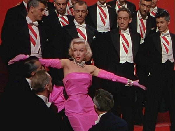 İkonik filmden sahnede, 1962'de 36 yaşında hayatını kaybeden aktris, William "Billy" Travilla tarafından tasarlanmış göz alıcı sıcak pembe bir elbiseyle izleyicileri büyülemişti.
