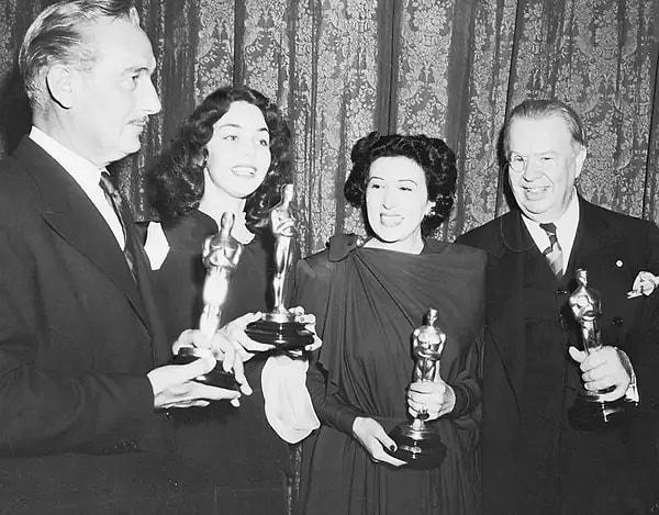15. Katina Paxinou'nun For Whom The Bell Tolls filmindeki ilk rolü, 1944 yılında Yardımcı Rolde En İyi Kadın Oyuncu Oscar'ını almasıyla sonuçlandı.