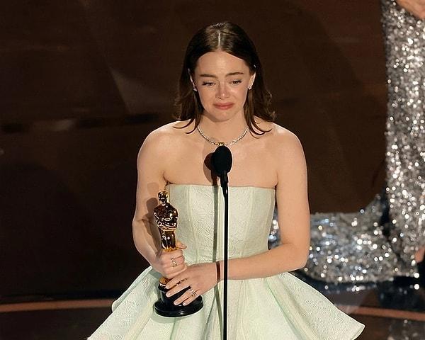 Öyle ki Emma Stone Oscar ödülünü almak için sahneye çıktığında şarkıya eşlik ederken çok heyecanlandığı için elbisesinin yırtılığını itiraf etti!