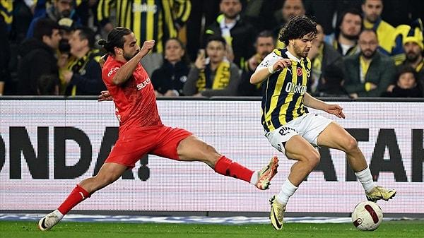 Trendyol Süper Lig'in 29. haftasında Pendikspor'u konuk eden Fenerbahçe, 1-0 yenik duruma düştüğü karşılaşmayı 4-1 kazanarak zirve yarışına devam etti.