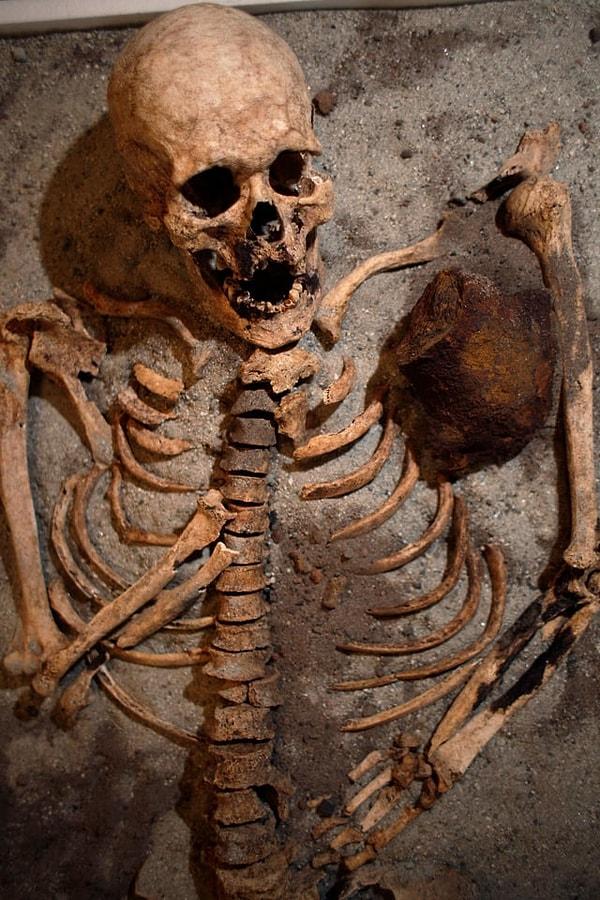 7. Bulgaristan'da, ülkenin Ulusal Tarih müzesinde bulunan 700 yıllık "vampir" iskeleti. Bu istekelet, Süzebolu kasabasındaki kilise kalıntıları arasında gömülü halde bulundu. İskelet, göğsüne saplanmış demir bir çubukla ve dişler çekilmiş bir şekilde bulundu.