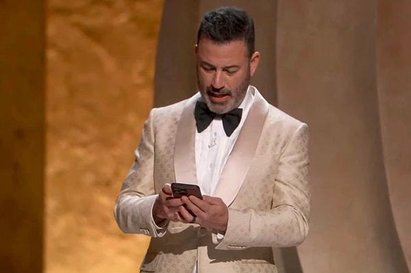 Sunucu Jimmy Kimmel'ı Oscar'ın gündemine taşıyan bir başka konu ise canlı yayında sosyal medyadan gelen paylaşımları okurken ABD eski Başkanı Donald Trump'ın ona yönelik yaptığı hakaretvari bir paylaşımdan sonra gösterdiği tepki oldu.