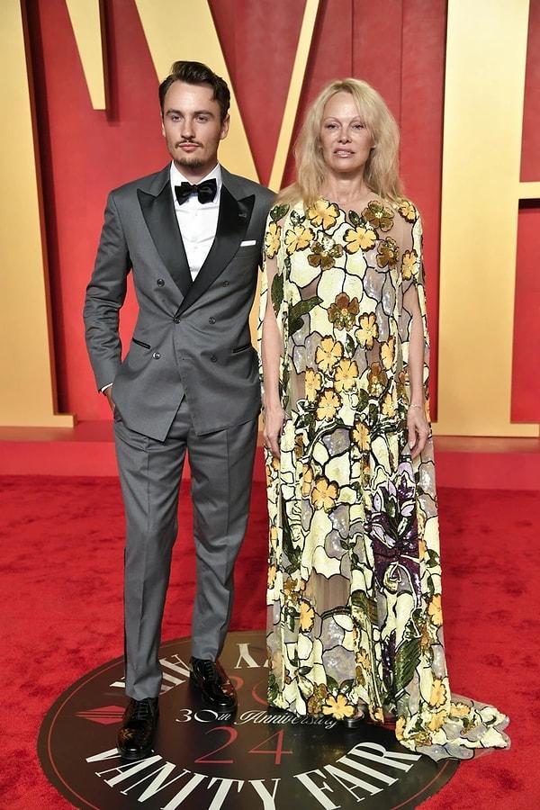 Pamela Anderson, geçtiğimiz günlerde gerçekleştirilen 2024 Oscar Ödülleri'ne de katıldı. Anderson, hem kıyafet seçimiyle hem de duruşuyla epey bi' konuşuldu.