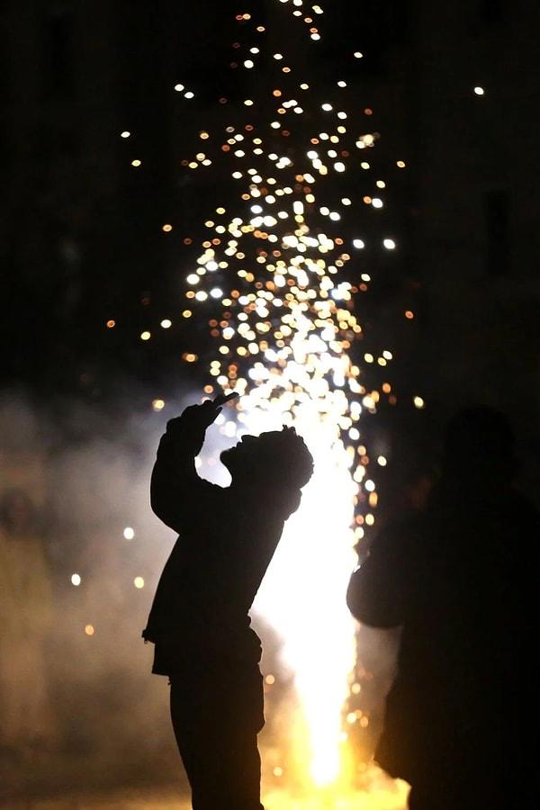 İran'da yeni yıl (Nevruz) öncesi yılın son çarşamba gecesi yapılan kutlamalarda özellikle çocuklar ve gençler; yakılan ateşlerin üzerinden atlıyor, havai fişek, el yapımı patlayıcı ve maytapları ateşe veriyor.
