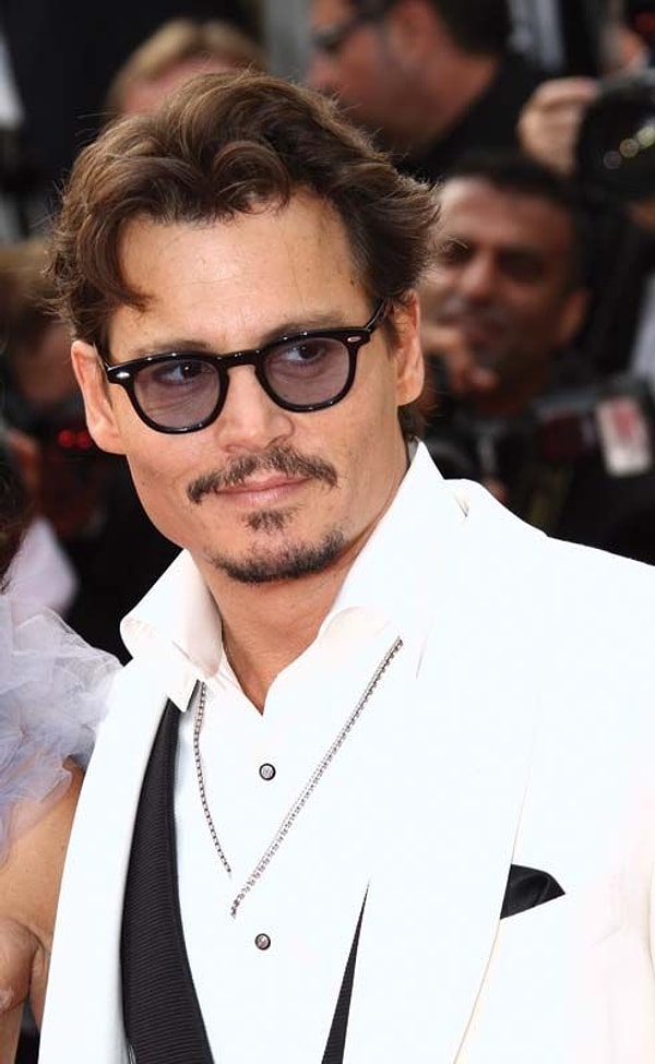 Johnny Depp, gençliğinden bu yana Karayip Korsanları'nın Jack Sparrow'uyla dünya çapında üne kavuşan bir oyuncu.