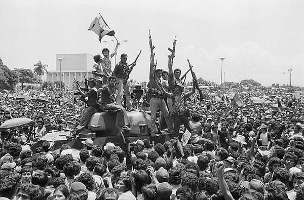 2. Coşkulu Sandinista isyancıları, 1979 yazında Managua şehrinin ana meydanında küçük bir tanka binerken.