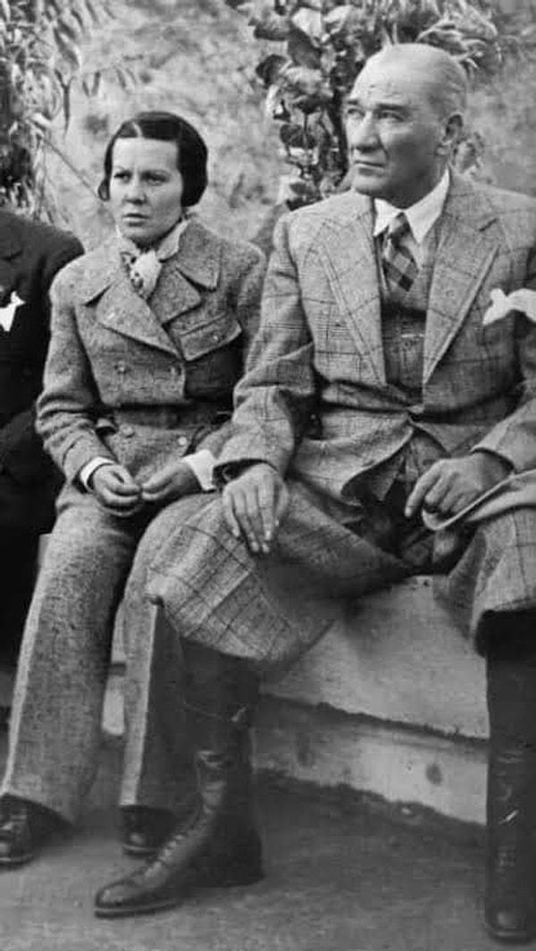 14. Türkiye Cumhuriyeti'nin kurucusu Mustafa Kemal Atatürk, dünyanın ilk kadın savaş pilotu olan manevi kızı Sabiha Gökçen ile köprü açılış töreninde. (1937, Tunceli, Türkiye)