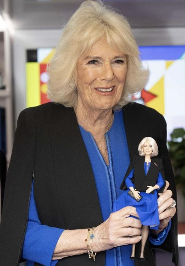 Meğerse Camilla'nın Barbie bebeği piyasaya sürülmüş... Kraliçe de yıllardır bunu bekliyormuş gibi koşa koşa kendisinin Barbie versiyonunun tanıtıldığı bu etkinliğe katılmış.