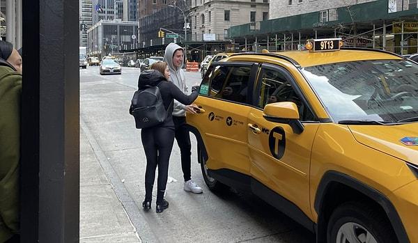 Cumhuriyet'ten Mehmet Oktay Buğa'nın özel haberine göre, New York’ta 6. Cadde'de bir noktada taksiye binerken yakalanan T.C. ve Eylem Tok'un gülümsediği kare sosyal medyada tartışmalara neden oldu.